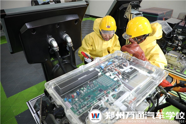 探秘新能源汽車!順時而變，做“搶手”技術(shù)人才!