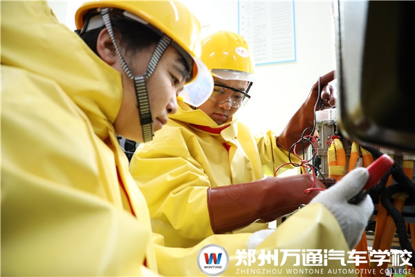 熱搜!新能源汽車人才缺口巨大!你還在猶豫選擇什么行業(yè)嗎?