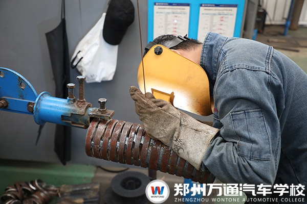 短期技能專業(yè) | 焊接技術專修：專業(yè)課程全面、未來薪資可觀