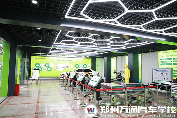 站在新能源汽車的時(shí)代“風(fēng)口”上，你還在猶豫學(xué)什么嗎？