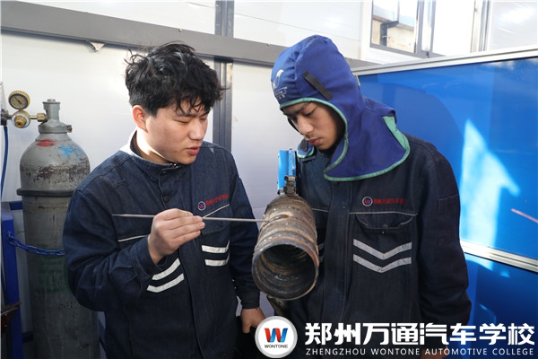 新生故事 | 黃瑞、黃柯欣：學(xué)技親兄弟，上陣父子兵