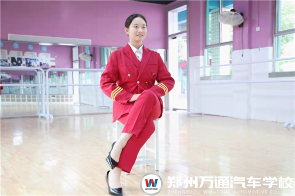 新生故事 | 劉雨欣：甜美愛(ài)笑的她，原來(lái)是“萬(wàn)通?；ā? width=