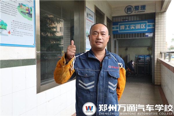 新生說：“學(xué)習(xí)焊接，技能與證書一舉兩得！”