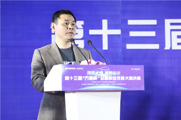 中國汽車工程學(xué)會(huì)特聘專家、江蘇省教育廳汽車首席專家、第十三屆&ldquo;萬通杯&rdquo;全國職業(yè)技能大賽總裁判長李東江.jpg