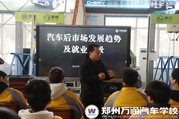 小李補(bǔ)胎技術(shù)總監(jiān)代晨輝來校為學(xué)子解讀專業(yè)新趨勢