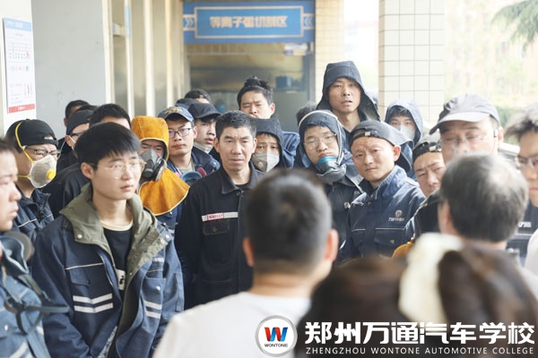 徐工集團(tuán)走進(jìn)鄭州萬通開展焊工技能考核，優(yōu)秀學(xué)子現(xiàn)場簽約就業(yè)