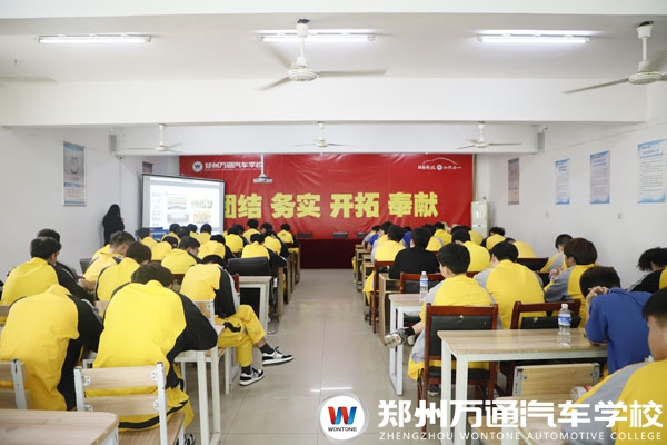 企業(yè)聯(lián)動啟新程 | 鄭州萬通校園宣講會掀起就業(yè)熱潮