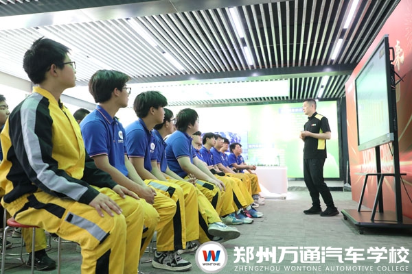 行業(yè)大咖陳中老師到校助力學(xué)子在汽車美容行業(yè)打好突圍戰(zhàn)