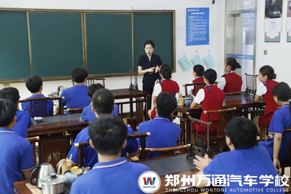 鄭州萬通航空專場職素課開講，企業(yè)導(dǎo)師陳娜蘭助力學(xué)子精準(zhǔn)職業(yè)規(guī)劃