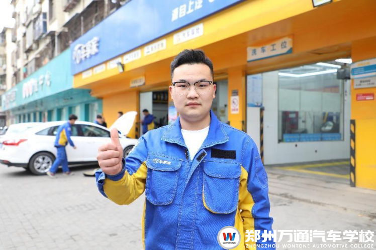 從普通學生到門店店長，掌握專業(yè)技能，萬通學子憑借實力立足職場