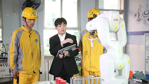 春晚《每道光》刷屏：30位世賽選手登臺，以技能之光照亮平凡之路