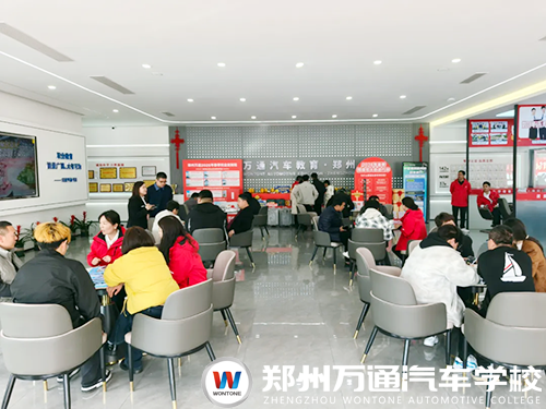 鄭州萬(wàn)通報(bào)名現(xiàn)場(chǎng)直擊：年味未散學(xué)技正濃，家長(zhǎng)學(xué)子絡(luò)繹不絕，校企共建班成新春擇校熱門(mén)首選