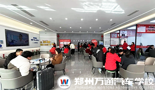 鄭州萬(wàn)通報(bào)名現(xiàn)場(chǎng)直擊：年味未散學(xué)技正濃，家長(zhǎng)學(xué)子絡(luò)繹不絕，校企共建班成新春擇校熱門(mén)首選