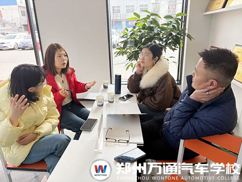 鄭州萬(wàn)通報(bào)名現(xiàn)場(chǎng)直擊：年味未散學(xué)技正濃，家長(zhǎng)學(xué)子絡(luò)繹不絕，校企共建班成新春擇校熱門(mén)首選