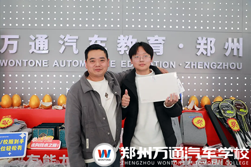 鄭州萬(wàn)通報(bào)名現(xiàn)場(chǎng)直擊：年味未散學(xué)技正濃，家長(zhǎng)學(xué)子絡(luò)繹不絕，校企共建班成新春擇校熱門(mén)首選