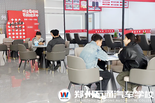 鄭州萬(wàn)通報(bào)名現(xiàn)場(chǎng)直擊：年味未散學(xué)技正濃，家長(zhǎng)學(xué)子絡(luò)繹不絕，校企共建班成新春擇校熱門(mén)首選