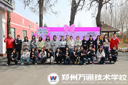 芳華不負(fù)，溫暖相伴｜三八節(jié) 愿每一位學(xué)子向陽(yáng)而生、逐光而行