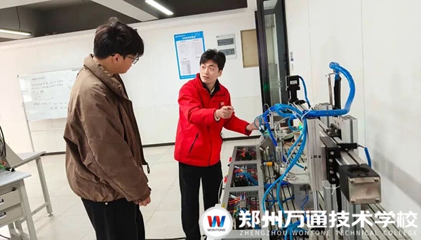 與其在風(fēng)口盲目跟風(fēng)，不如學(xué)一門硬技能!秦笑楠與鄭州萬(wàn)通的雙向奔赴，終有回響