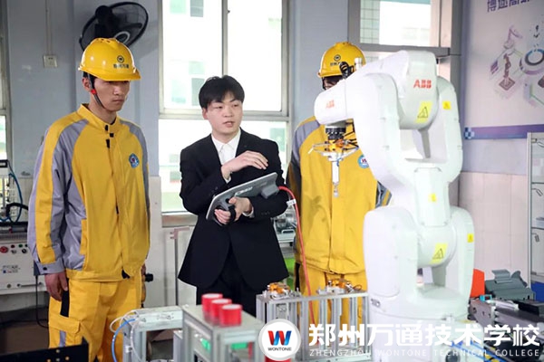 與其在風(fēng)口盲目跟風(fēng)，不如學(xué)一門硬技能!秦笑楠與鄭州萬(wàn)通的雙向奔赴，終有回響