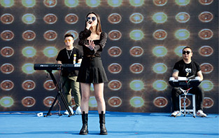 鄭州汽修學(xué)校_樂(lè)隊(duì)激情獻(xiàn)唱