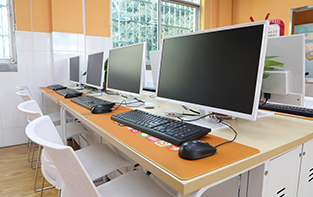 萬(wàn)通汽車(chē)學(xué)校_電子商務(wù)實(shí)訓(xùn)室