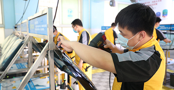 鄭州萬通汽車學(xué)校_一人一個(gè)實(shí)訓(xùn)工位